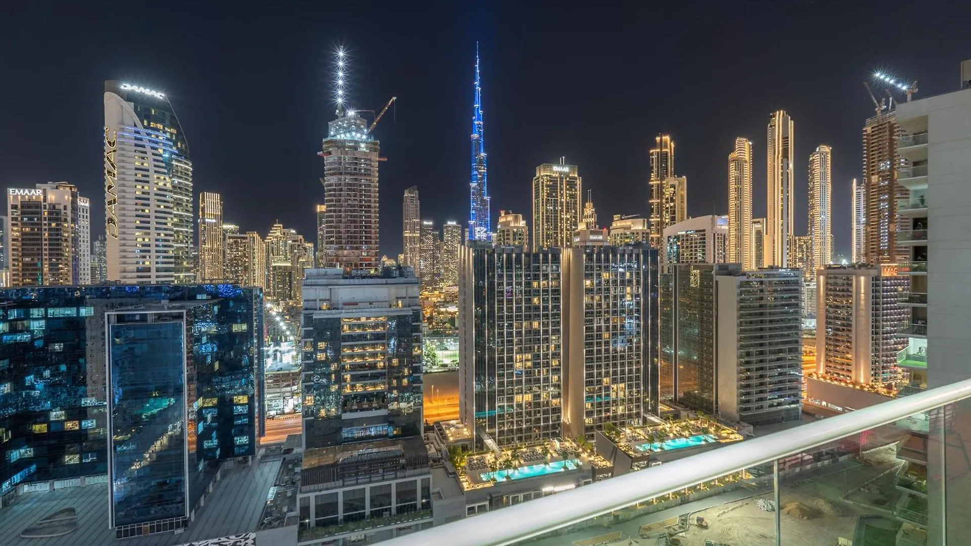 Burj View - Chic 2Br - 5Min Dubai Mall Canal Apartment