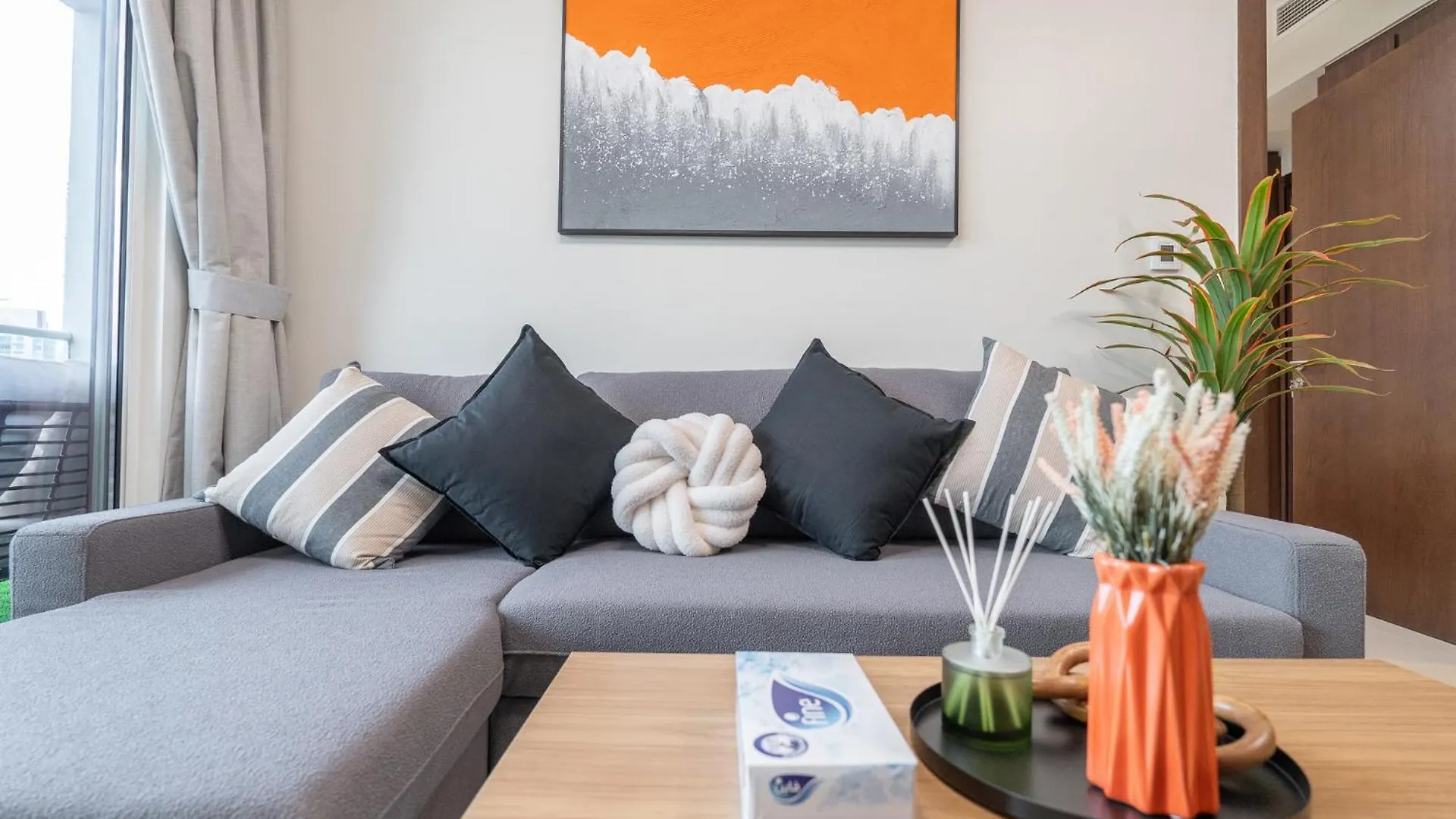 Burj View - Chic 2Br - 5Min Dubai Mall Canal Apartment