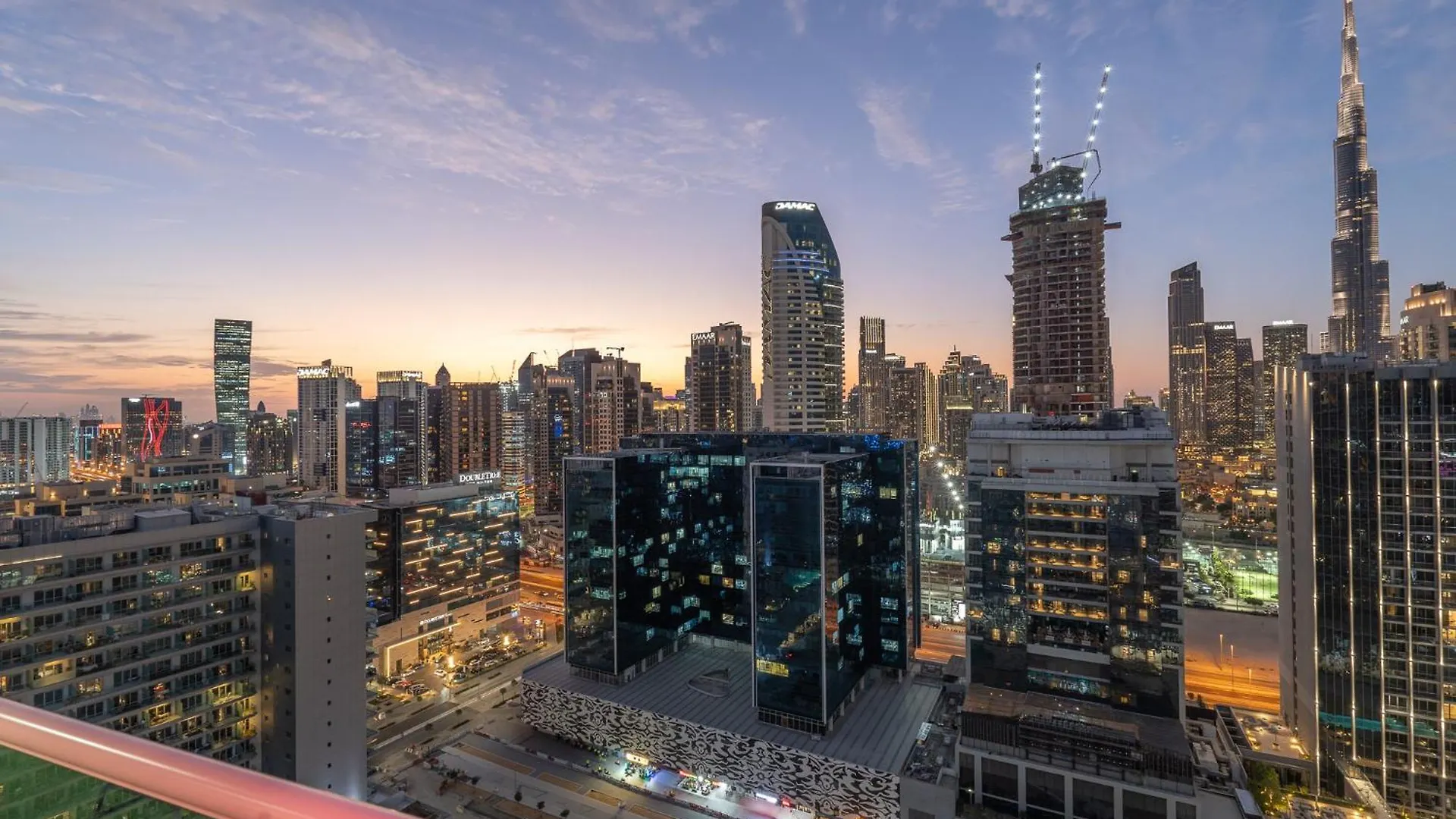 Burj View - Chic 2Br - 5Min Dubai Mall Canal Apartment