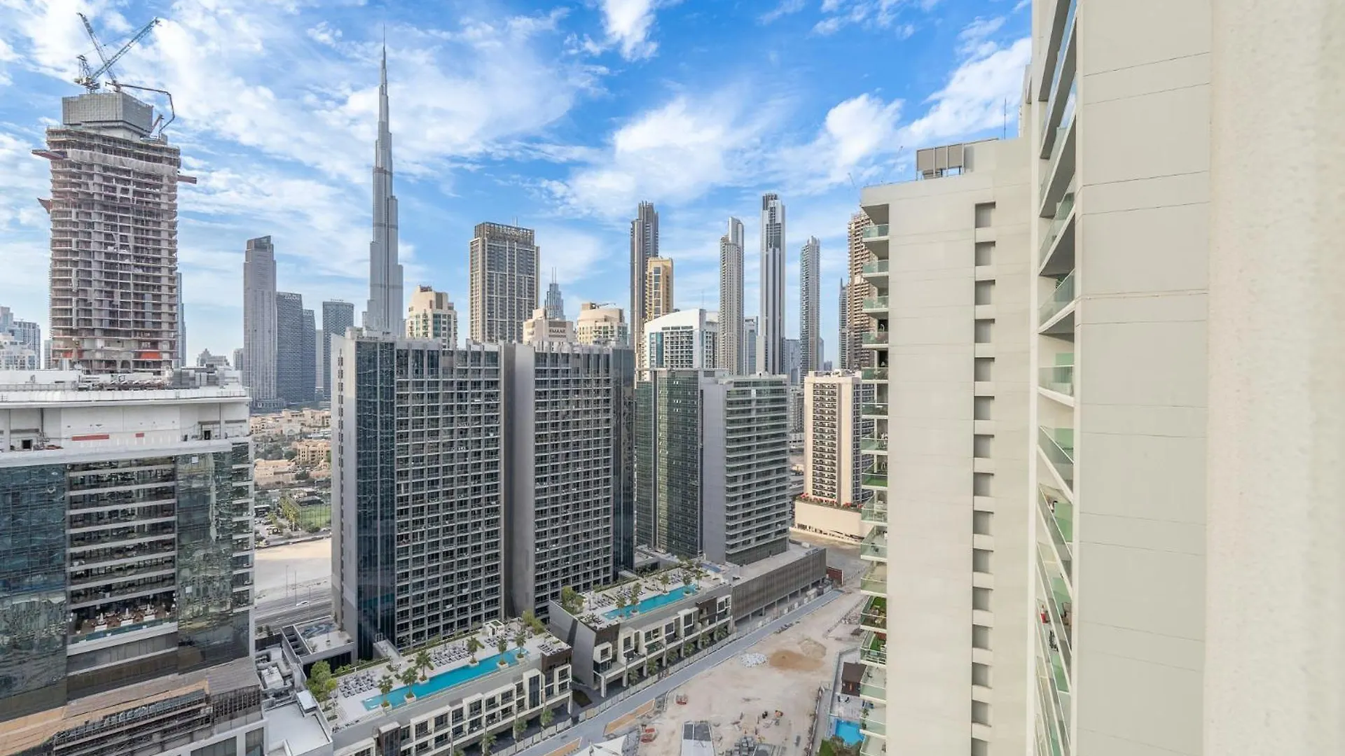 Apartment Burj View - Chic 2Br - 5Min Dubai Mall Canal