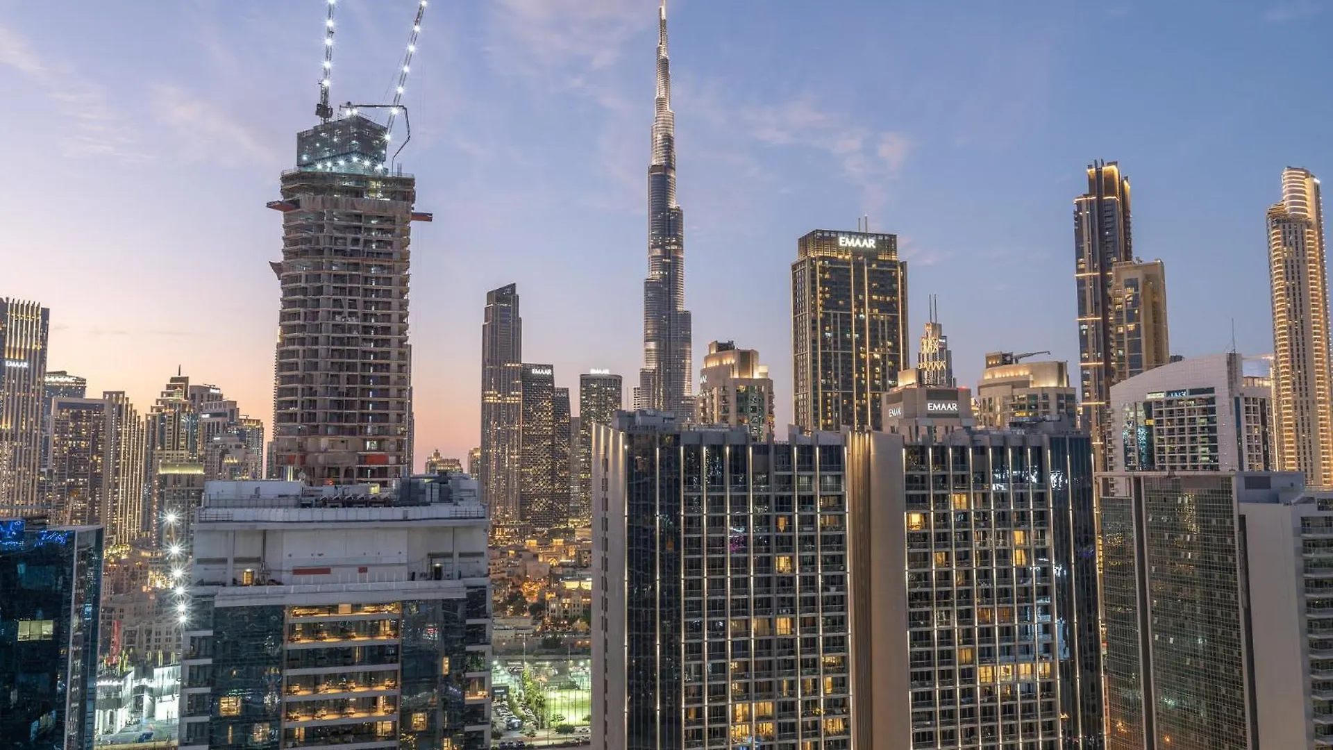Burj View - Chic 2Br - 5Min Dubai Mall Canal