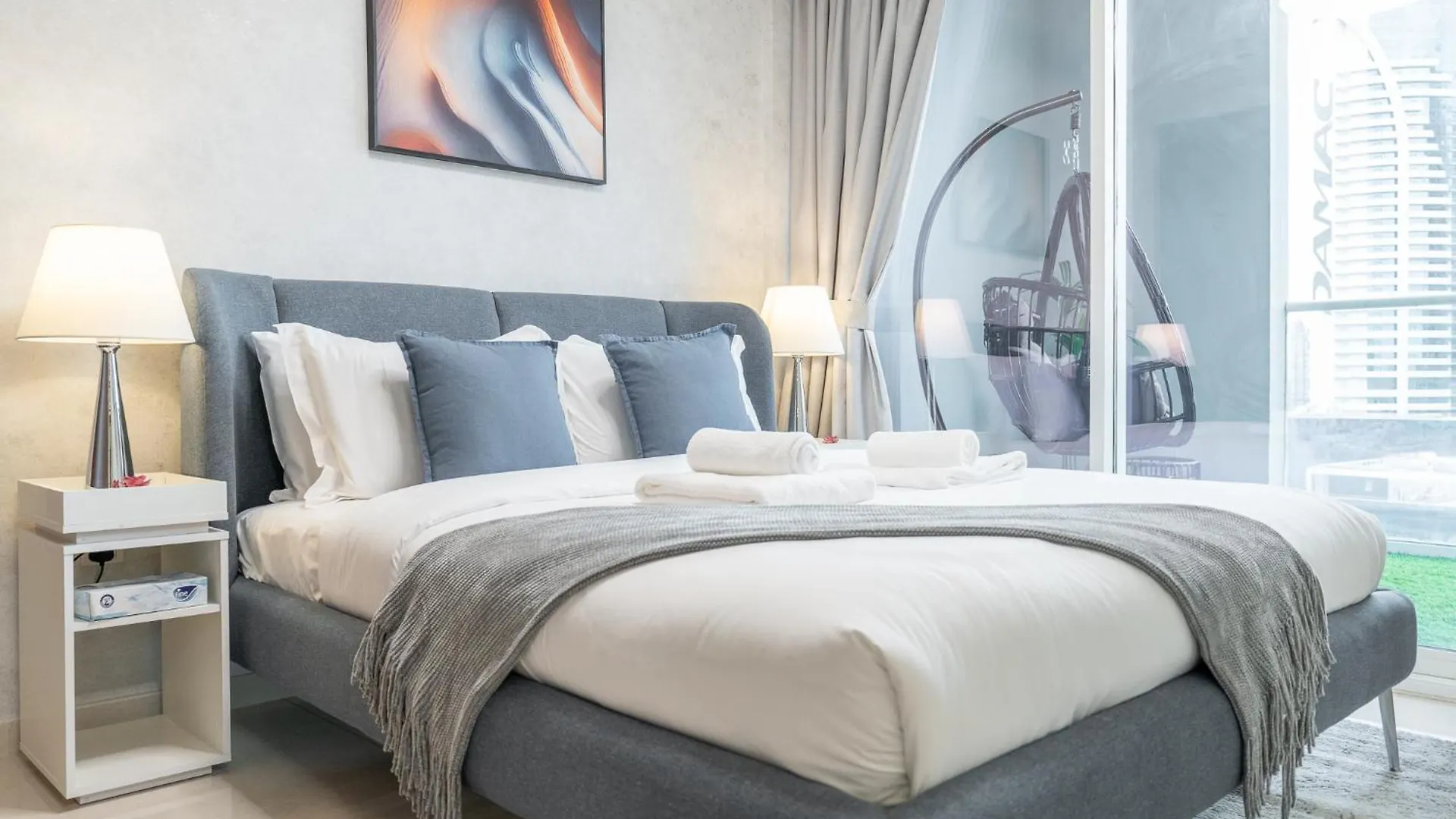 Burj View - Chic 2Br - 5Min Dubai Mall Canal Apartment