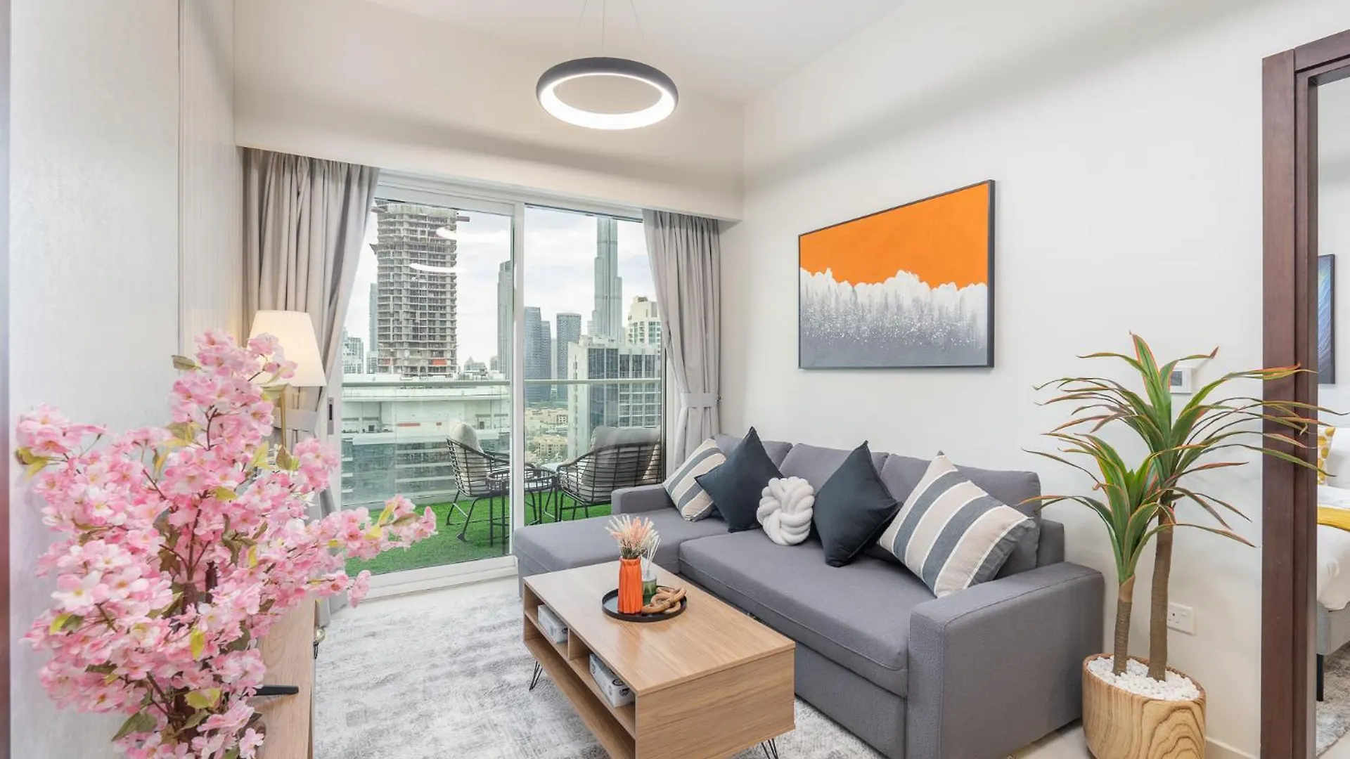 Burj View - Chic 2Br - 5Min Dubai Mall Canal