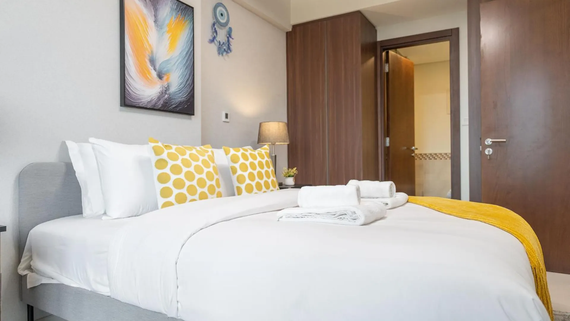 Burj View - Chic 2Br - 5Min Dubai Mall Canal Apartment