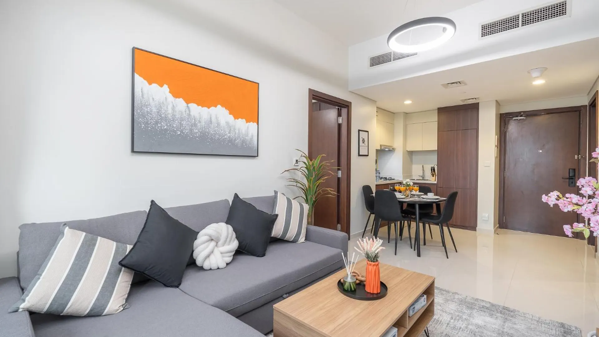 Burj View - Chic 2Br - 5Min Dubai Mall Canal Apartment