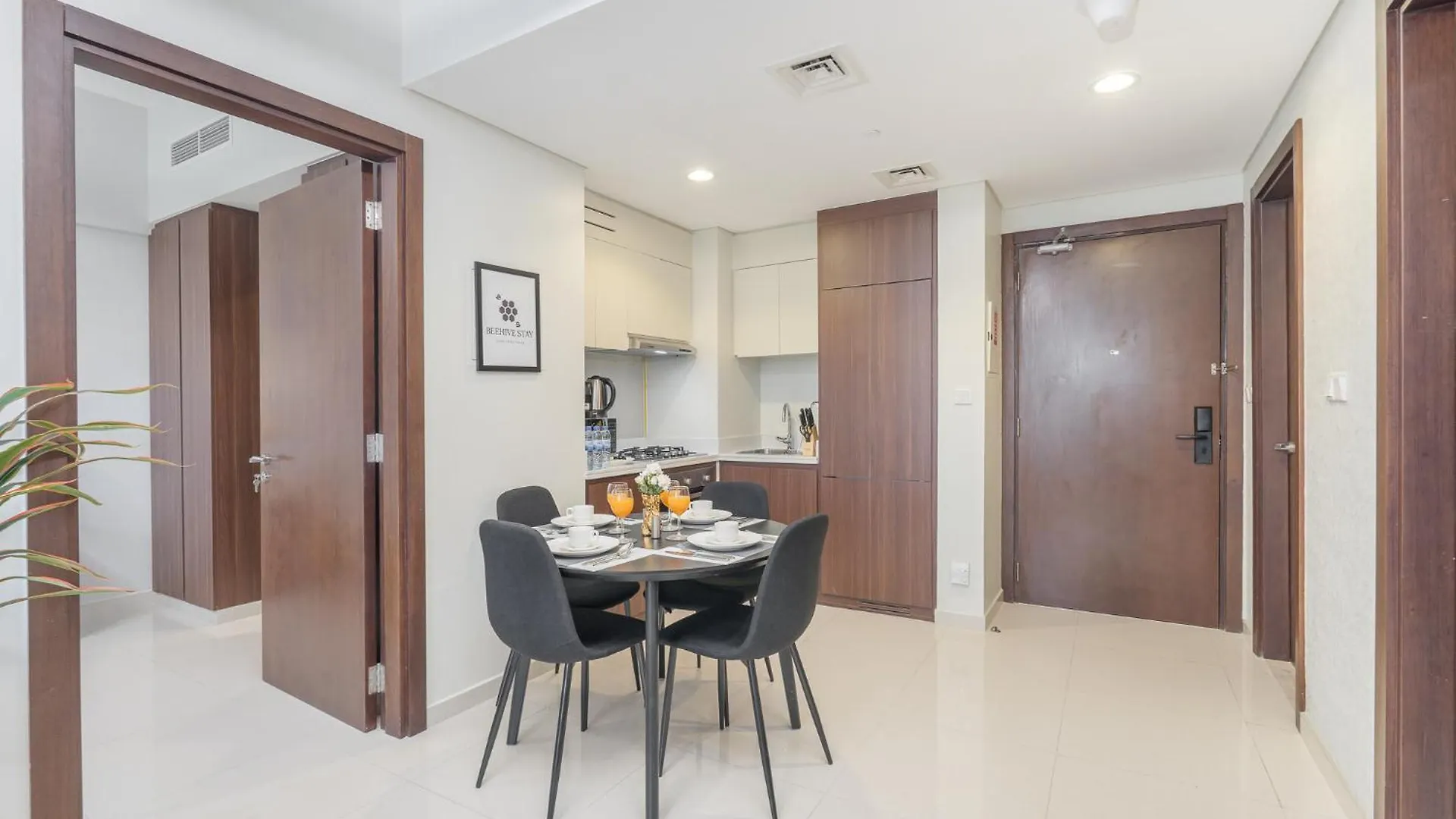 Burj View - Chic 2Br - 5Min Dubai Mall Canal
