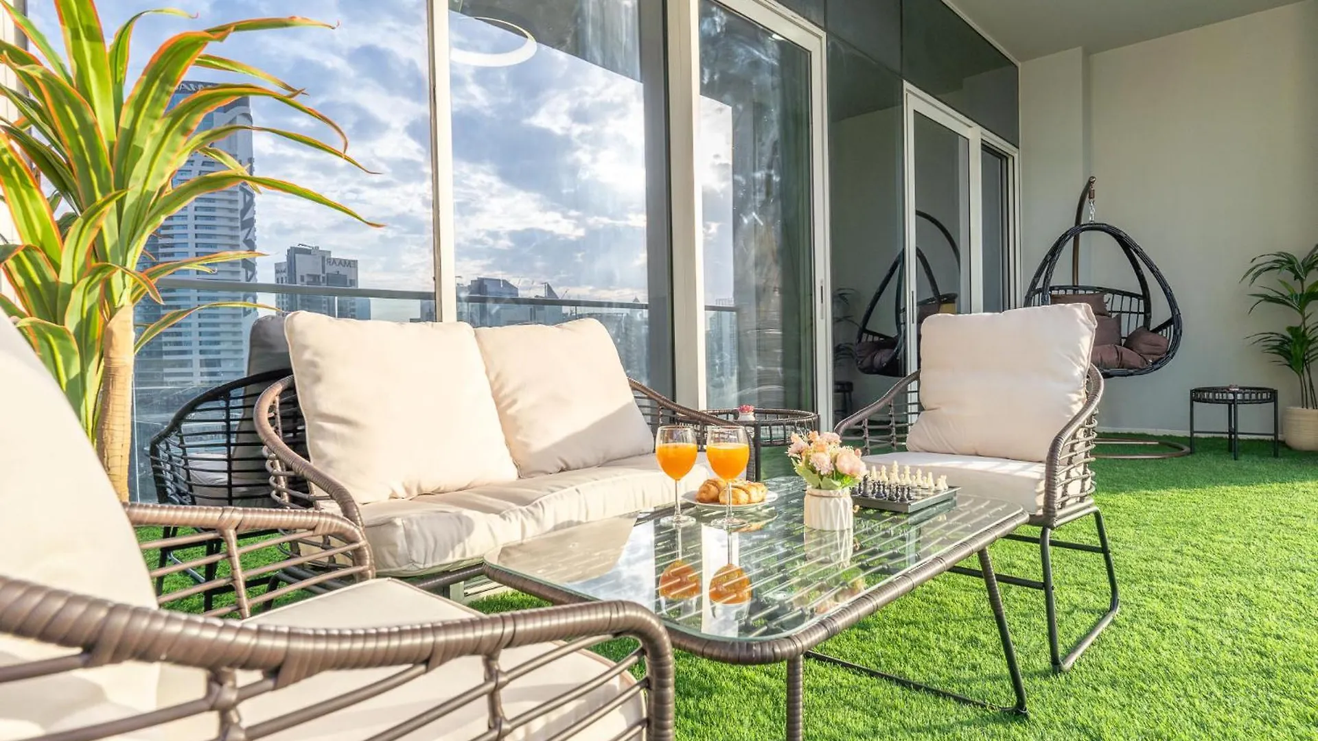 Burj View - Chic 2Br - 5Min Dubai Mall Canal Apartment
