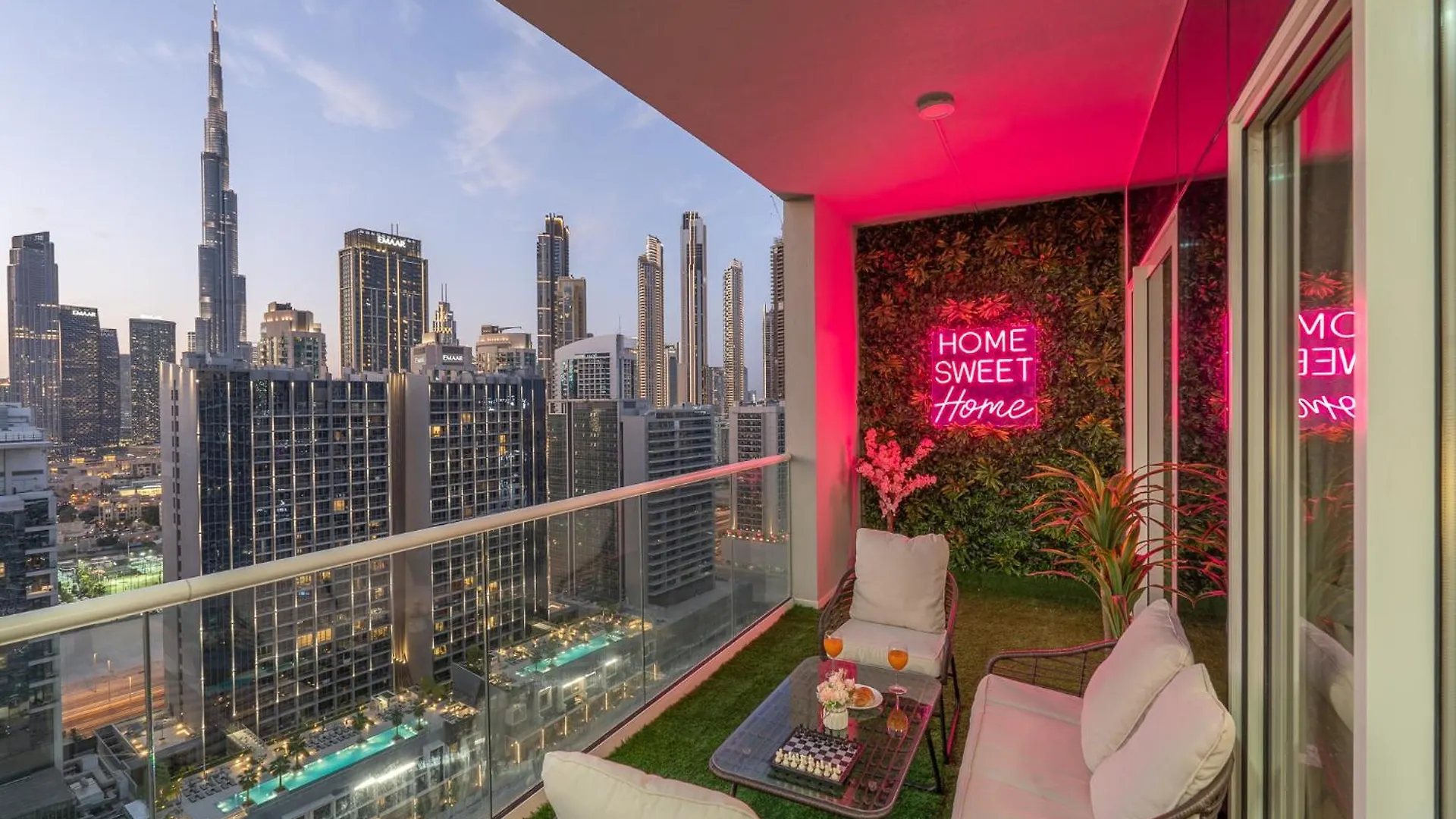 Burj View - Chic 2Br - 5Min Dubai Mall Canal Apartment
