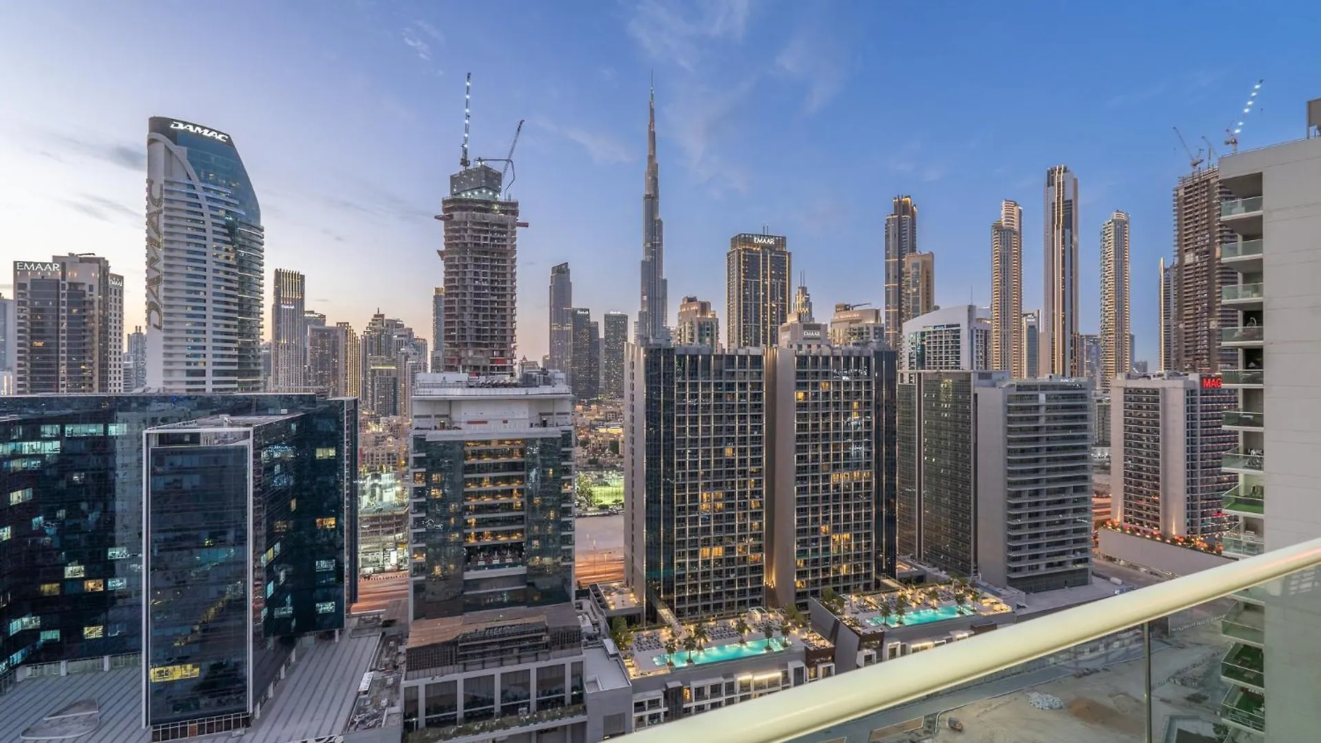 Burj View - Chic 2Br - 5Min Dubai Mall Canal Apartment