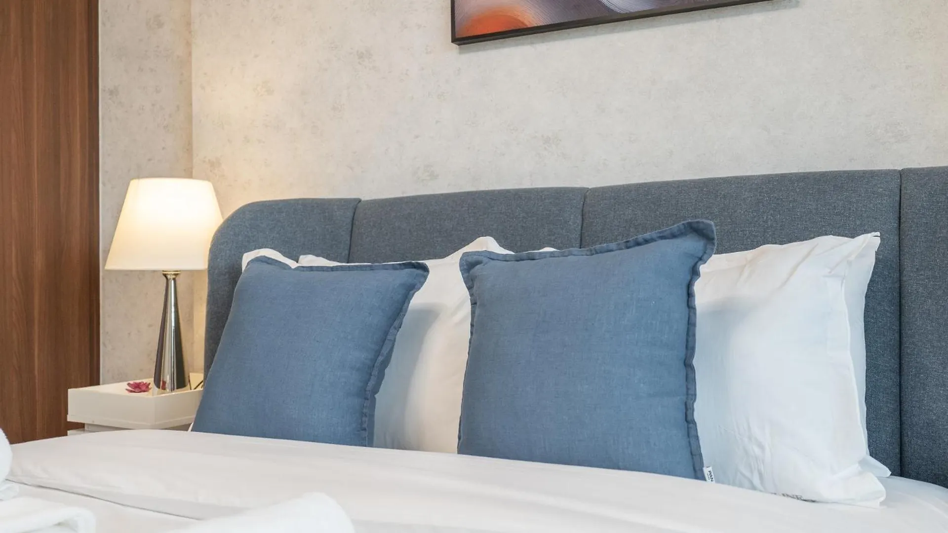Burj View - Chic 2Br - 5Min Dubai Mall Canal 0*,  United Arab Emirates