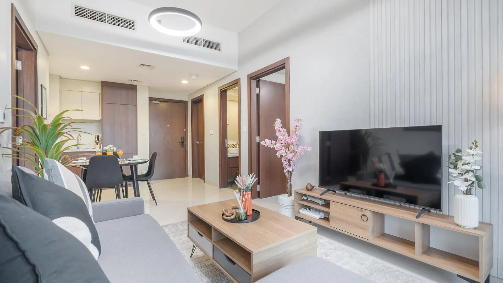 Burj View - Chic 2Br - 5Min Dubai Mall Canal Apartment