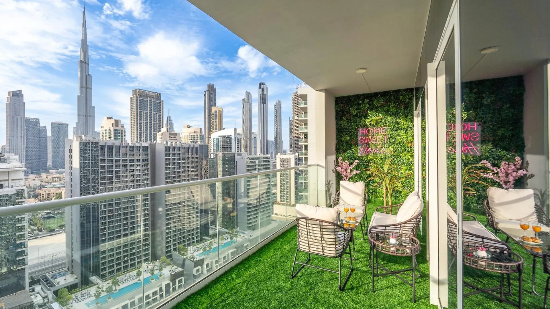 Burj View - Chic 2Br - 5Min Dubai Mall Canal