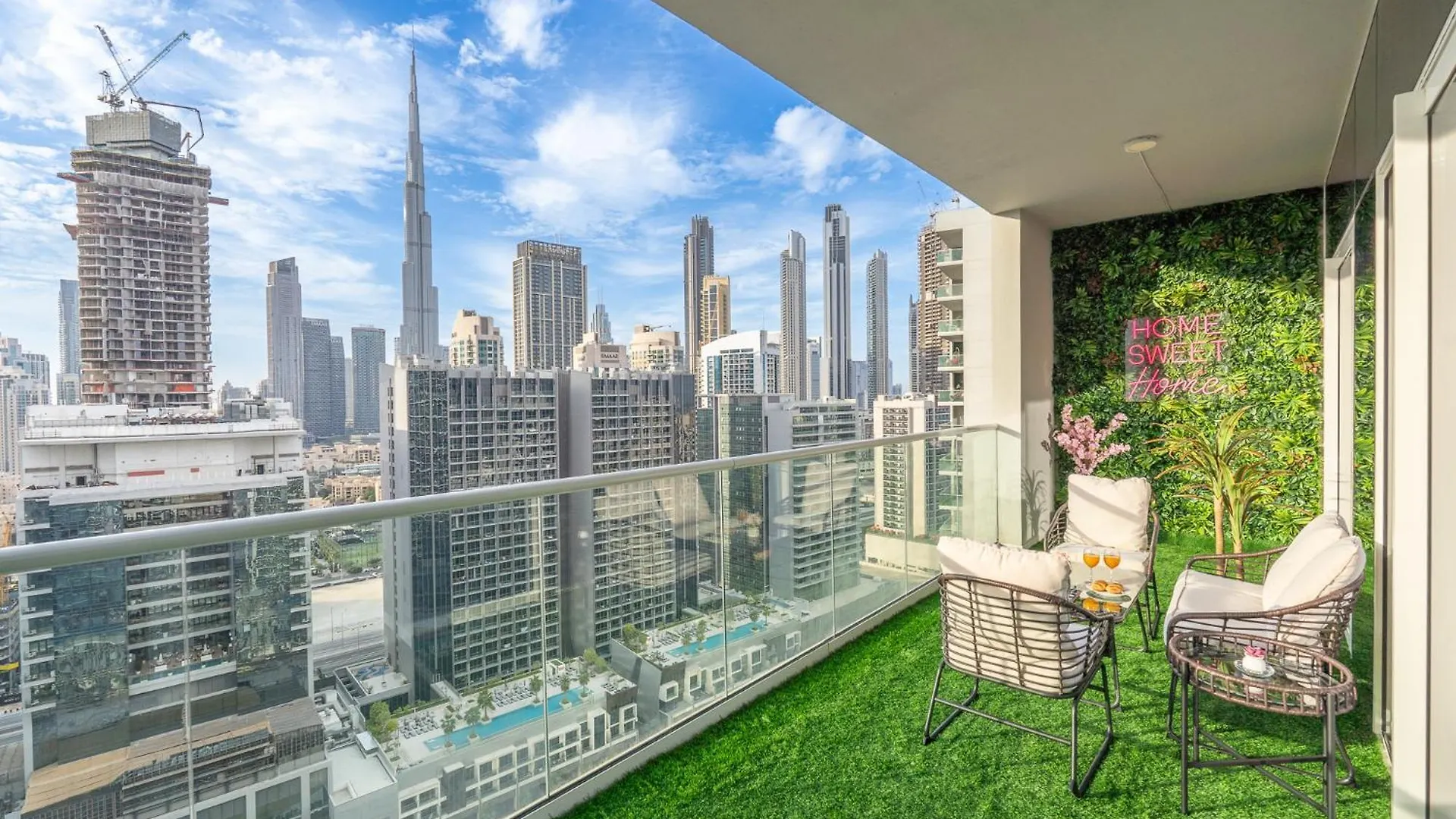 Burj View - Chic 2Br - 5Min Dubai Mall Canal
