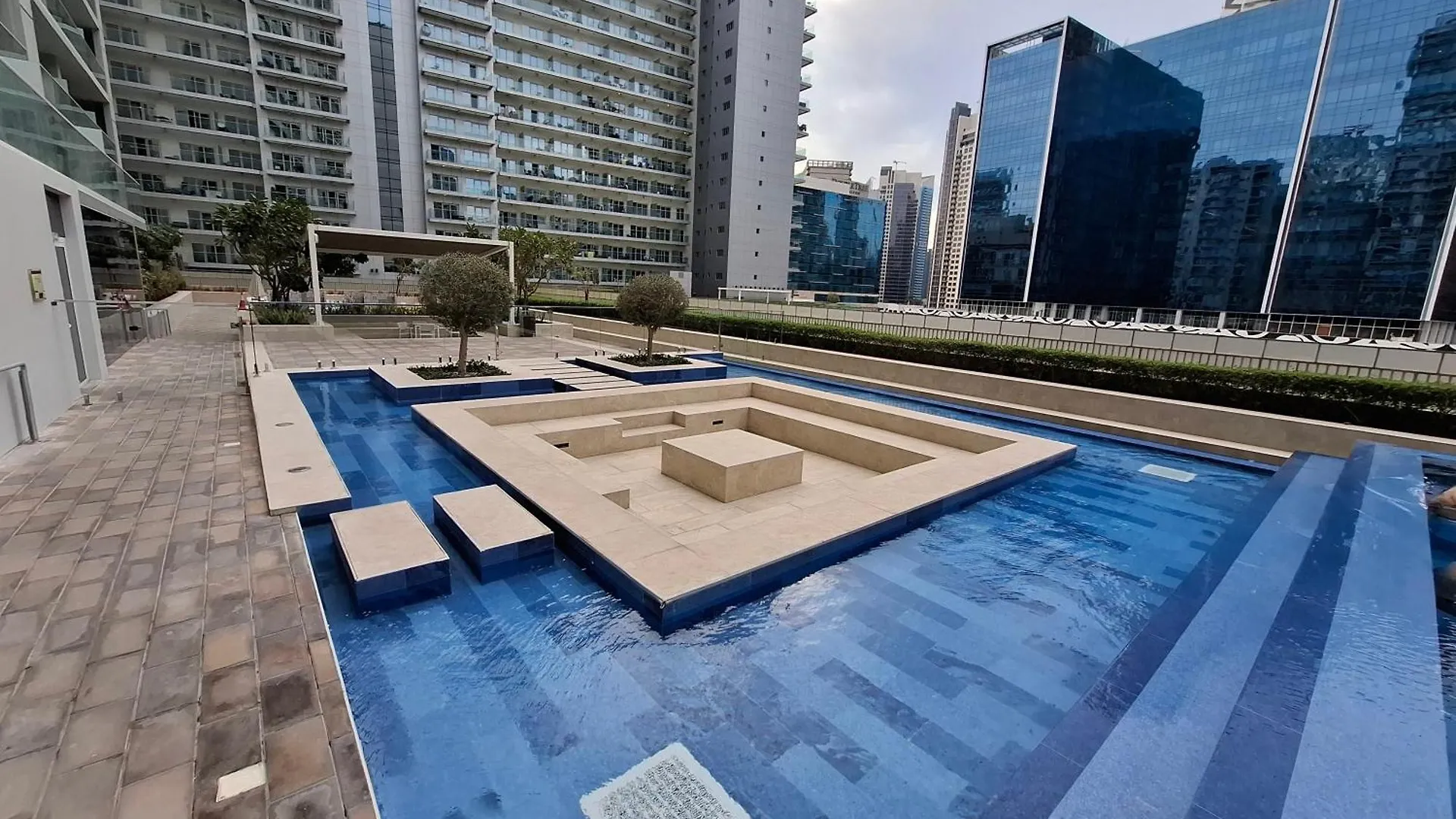 Burj View - Chic 2Br - 5Min Dubai Mall Canal