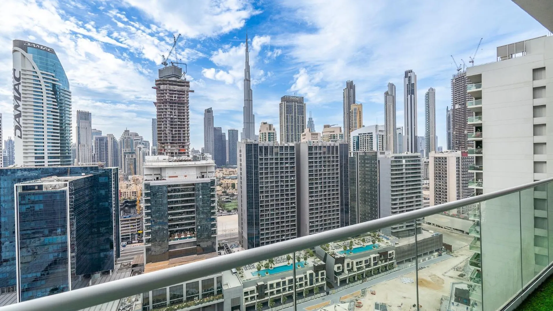 Burj View - Chic 2Br - 5Min Dubai Mall Canal Emirados Árabes Unidos