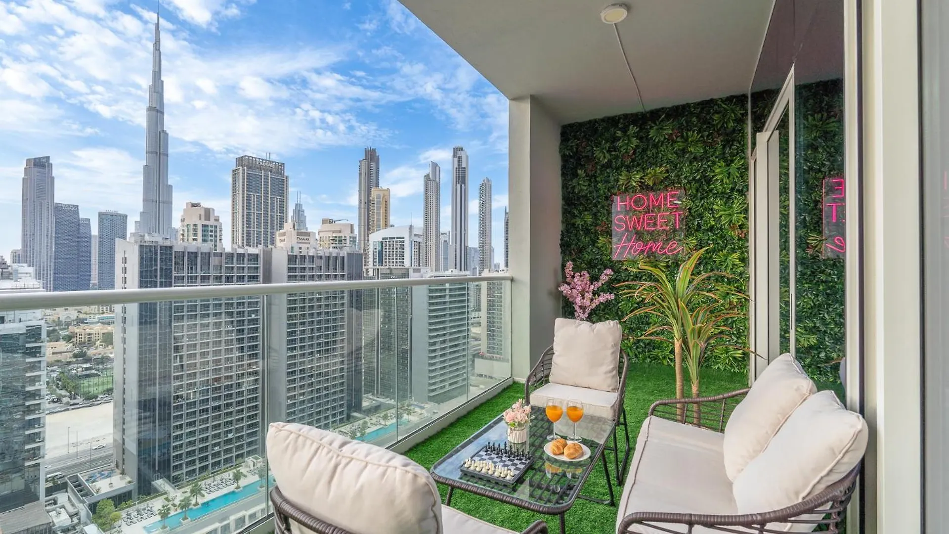 Burj View - Chic 2Br - 5Min Dubai Mall Canal