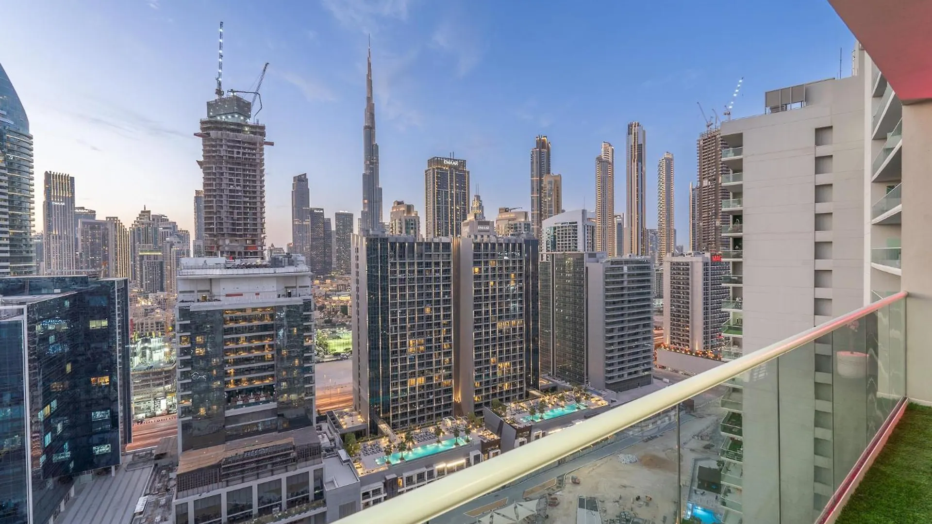 Burj View - Chic 2Br - 5Min Dubai Mall Canal Apartamento