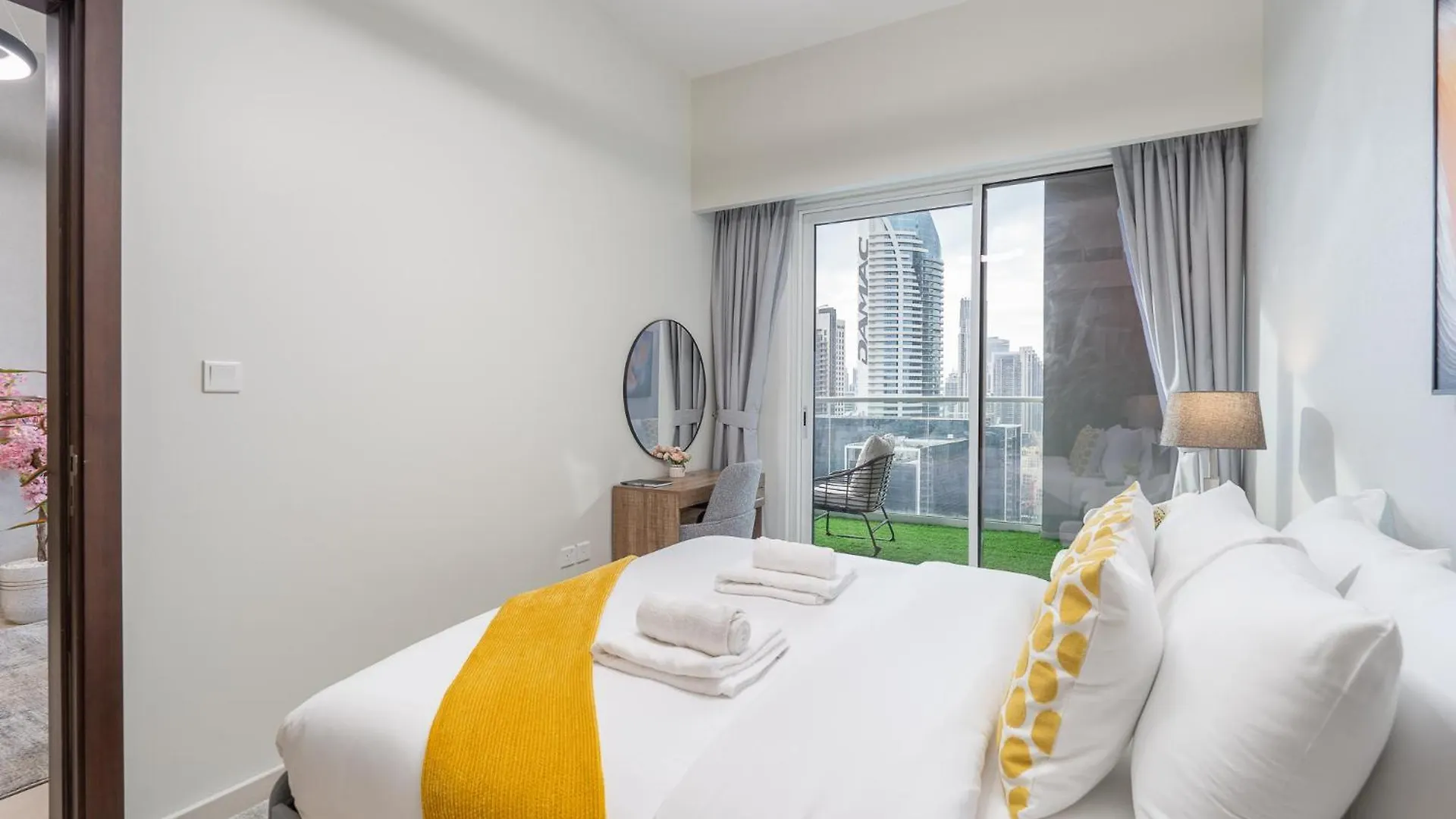 Burj View - Chic 2Br - 5Min Dubai Mall Canal 0*,  Emirados Árabes Unidos